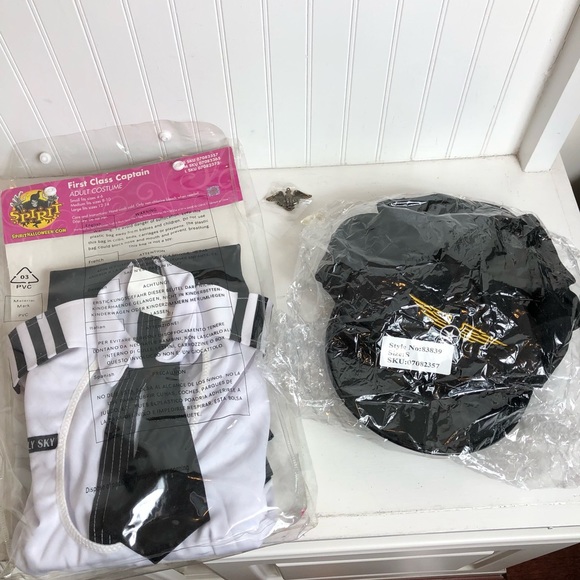 First Class Captain Costume from Spirit - Picture 11 of 16